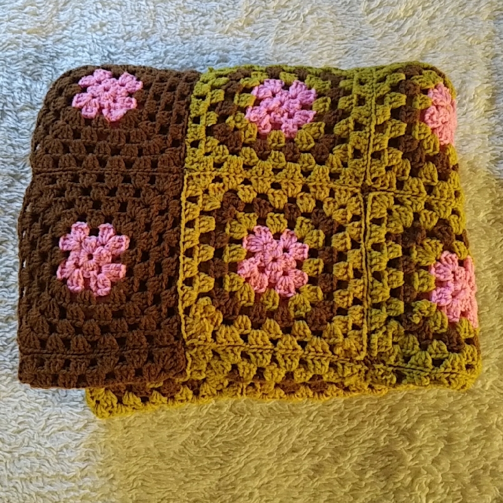 Vtg avocado green crochet blanket